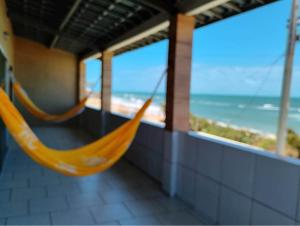 Dos hamacas en una habitación con vistas a la playa en capongabeachce, en Cascavel