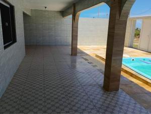 una habitación vacía con una piscina en una casa en capongabeachce, en Cascavel