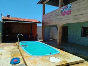 una piscina en el patio de un edificio en capongabeachce, en Cascavel