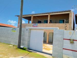 una casa en construcción con una puerta blanca en capongabeachce, en Cascavel