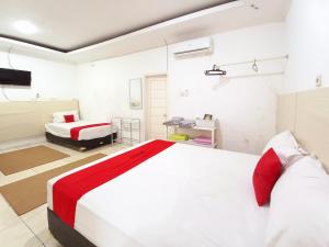 Postel nebo postele na pokoji v ubytování RedDoorz Syariah at Homestay Al Mustaqim Magetan