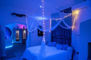 ein Schlafzimmer mit einem Bett mit Beleuchtung in der Unterkunft Grotta azzurra - Suite e spa in Monticello + 9 Fotos