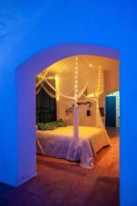 ein Schlafzimmer mit einem weißen Bett mit Lichtern darauf in der Unterkunft Grotta azzurra - Suite e spa in Monticello