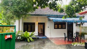 ウェリガマにあるWave Nest Hotelの緑白小屋