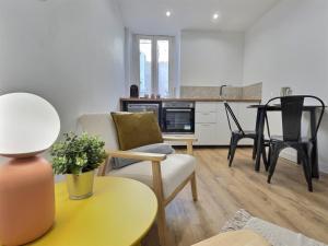 un salon avec un canapé et une table dans l'établissement Le Cornas, à Tournon-sur-Rhône