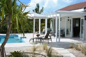 eine Villa mit Swimmingpool und Terrasse in der Unterkunft Esencia Cottage in Providenciales