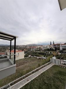 einen Blick auf die Stadt vom Balkon eines Hauses in der Unterkunft Panorama Sunvilles Apartment 6 in Thessaloniki + 5 Fotos