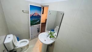 ウェリガマにあるWave Nest Hotelのトイレ、洗面台、鏡のあるバスルーム +19枚の写真