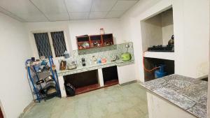 ウェリガマにあるWave Nest Hotelのキッチン(カウンタートップ付)