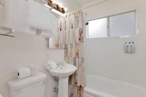 ein weißes Badezimmer mit Waschbecken und Toilette in der Unterkunft Little bear #1079 in Big Bear Lake + 8 Fotos