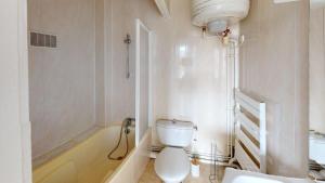 a bathroom with a toilet and a bath tub at Studio cozy in Le Havre