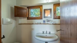 Koupelna v ubytování PODERE FABBRICA 12, Emma Villas + 42 fotografií