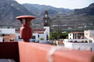 Una vista de una ciudad con una torre de reloj. en Tabaiba Guesthouse, en Buenavista del Norte