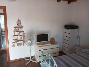 Μια τηλεόραση ή/και κέντρο ψυχαγωγίας στο Camere La Ro Ca- Telti