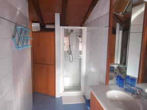 Ένα μπάνιο στο Camere La Ro Ca- Telti +26 φωτογραφίες