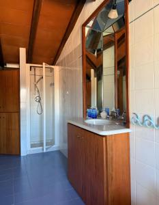 Ένα μπάνιο στο Camere La Ro Ca- Telti