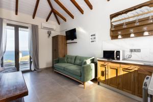 Nhà bếp/bếp nhỏ tại Eneos Boutique Residences - Koroni Poolside & Garden Retreats