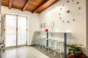 a bar in the corner of a room with stools at La Praiola in Trappeto
