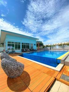 Bazén v ubytování MS Hotel Sriracha nebo v jeho okolí