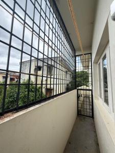 ein leeres Zimmer mit einem großen Fenster in einem Gebäude in der Unterkunft Just for womens homestay in Chikmagalur