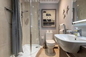 圣安德鲁斯Market Street No 28a - St Andrews的带水槽、马桶和淋浴的浴室 更多19张照片