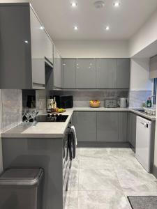 Kuchyň nebo kuchyňský kout v ubytování Modern 4 Bed Ensuite Home Fast Wi-Fi Parking