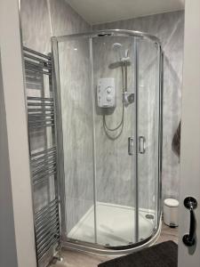 Koupelna v ubytování Modern 4 Bed Ensuite Home Fast Wi-Fi Parking + 39 fotografií