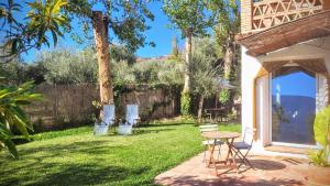a patio with a table and chairs in a yard at Tropical Studio in Órgiva +54 photos