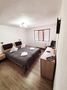 Ένα ή περισσότερα κρεβάτια σε δωμάτιο στο Popasul de Sub Munte