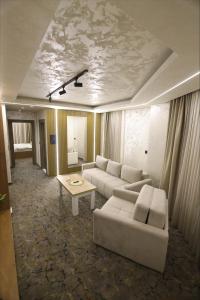 a living room with a couch and a table at Aqua Raj ND in Novi Pazar