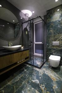 a bathroom with a sink and a shower and a toilet at Aqua Raj ND in Novi Pazar