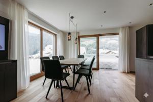 Una cocina y un comedor con mesa y sillas. en Baumannhof, en Sarentino