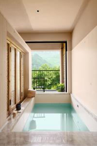 Bazén v ubytování Chongqing Jinfo Cloudhaus Boutique Hotel nebo v jeho okolí
