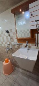 Ένα μπάνιο στο Cloud Mist Inn YERCAUD +11 φωτογραφίες