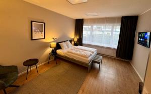 une chambre avec un lit et une fenêtre dans l'établissement MüdeMöwe, à Hambourg