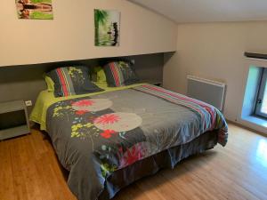 Ένα ή περισσότερα κρεβάτια σε δωμάτιο στο Gîte Casafamilia - Nature et sérénité