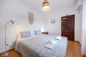 Postel nebo postele na pokoji v ubytování 3 Marias Garden House B&B