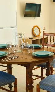 einen Holztisch mit Weingläsern darüber in der Unterkunft La Cabanne, 4 people, Royan center, 50 m beach, air conditioning in Royan