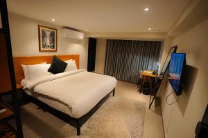 Μια τηλεόραση ή/και κέντρο ψυχαγωγίας στο The Avenue Hotel