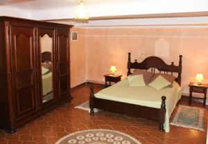 ein Schlafzimmer mit einem Bett, einer Kommode und zwei Lampen in der Unterkunft La bastide des moines in Peyroules