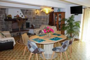 ein Wohnzimmer mit Tisch und Stühlen in der Unterkunft La bastide des moines in Peyroules