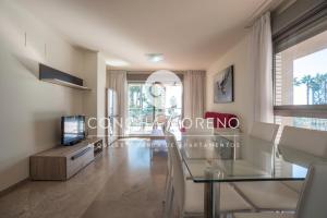 een woonkamer met een glazen tafel en stoelen bij Vila Dorpesa X-CM in Oropesa del Mar