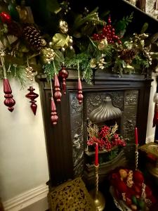 ein alter Kamin mit Weihnachtsschmuck darauf in der Unterkunft The Angove - Adults Only in Weymouth + 44 Fotos