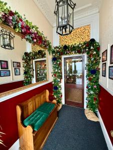ein Zimmer mit einer weihnachtlich geschmückten Tür in der Unterkunft The Angove - Adults Only in Weymouth