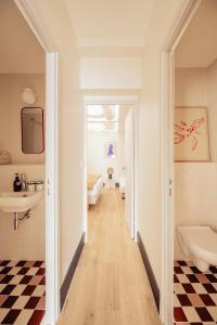 um corredor com uma casa de banho com um lavatório e um WC em Maison Gaîté em Paris