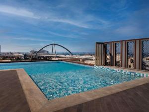 una piscina en la azotea de un edificio en ibis Styles Dubai Deira, en Dubái
