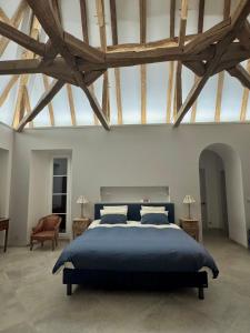 Ένα ή περισσότερα κρεβάτια σε δωμάτιο στο Château de Mauhic - 15th century