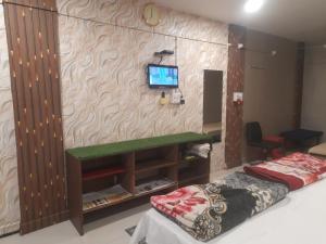 Televiisor ja/või meelelahutuskeskus majutusasutuses Yadav homestay