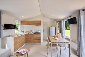 Kuchyň nebo kuchyňský kout v ubytování Camping de la Tour AMBON + 11 fotografií