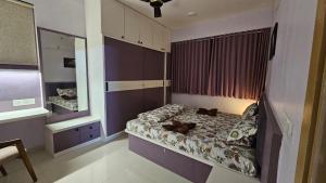 Giường trong phòng chung tại SKYLîNE SUITE-5